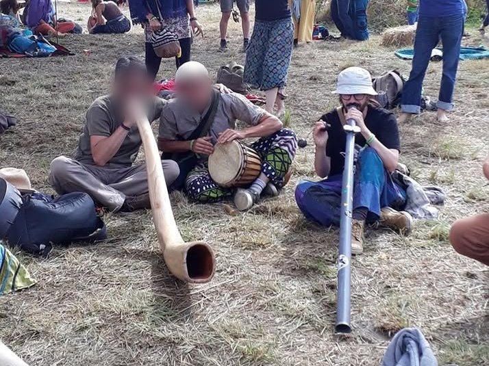 Aodren et d'autres joueurs de didgeridoo et de djembé en festival