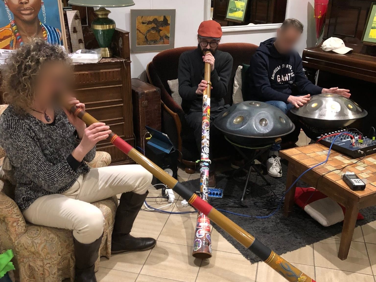 Une élève au didgeridoo, avec Aodren
