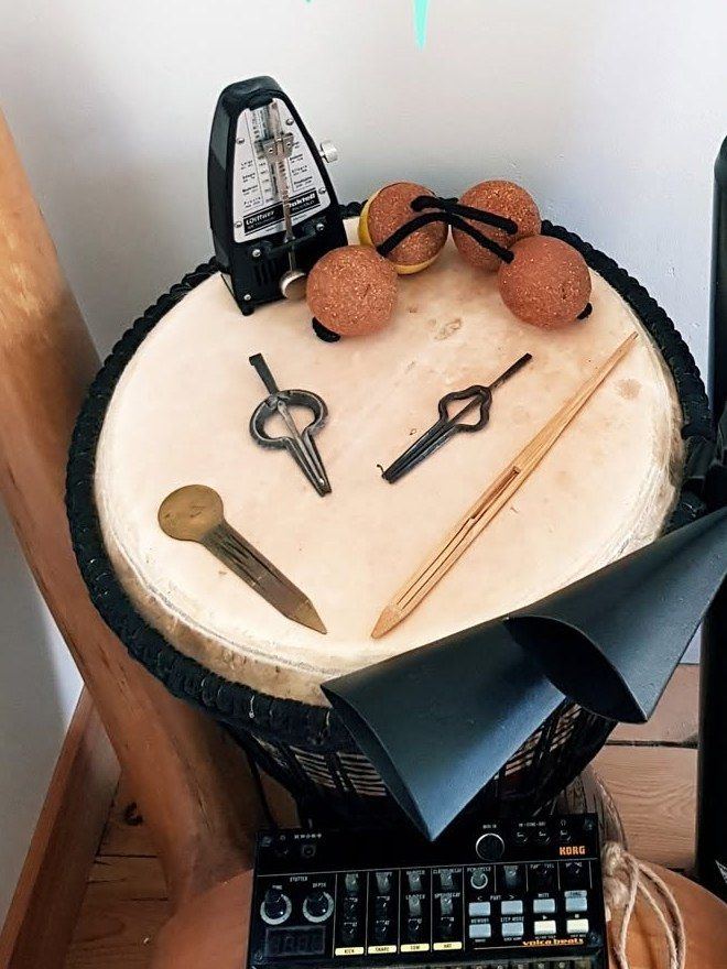 Guimbardes posées sur une percussion