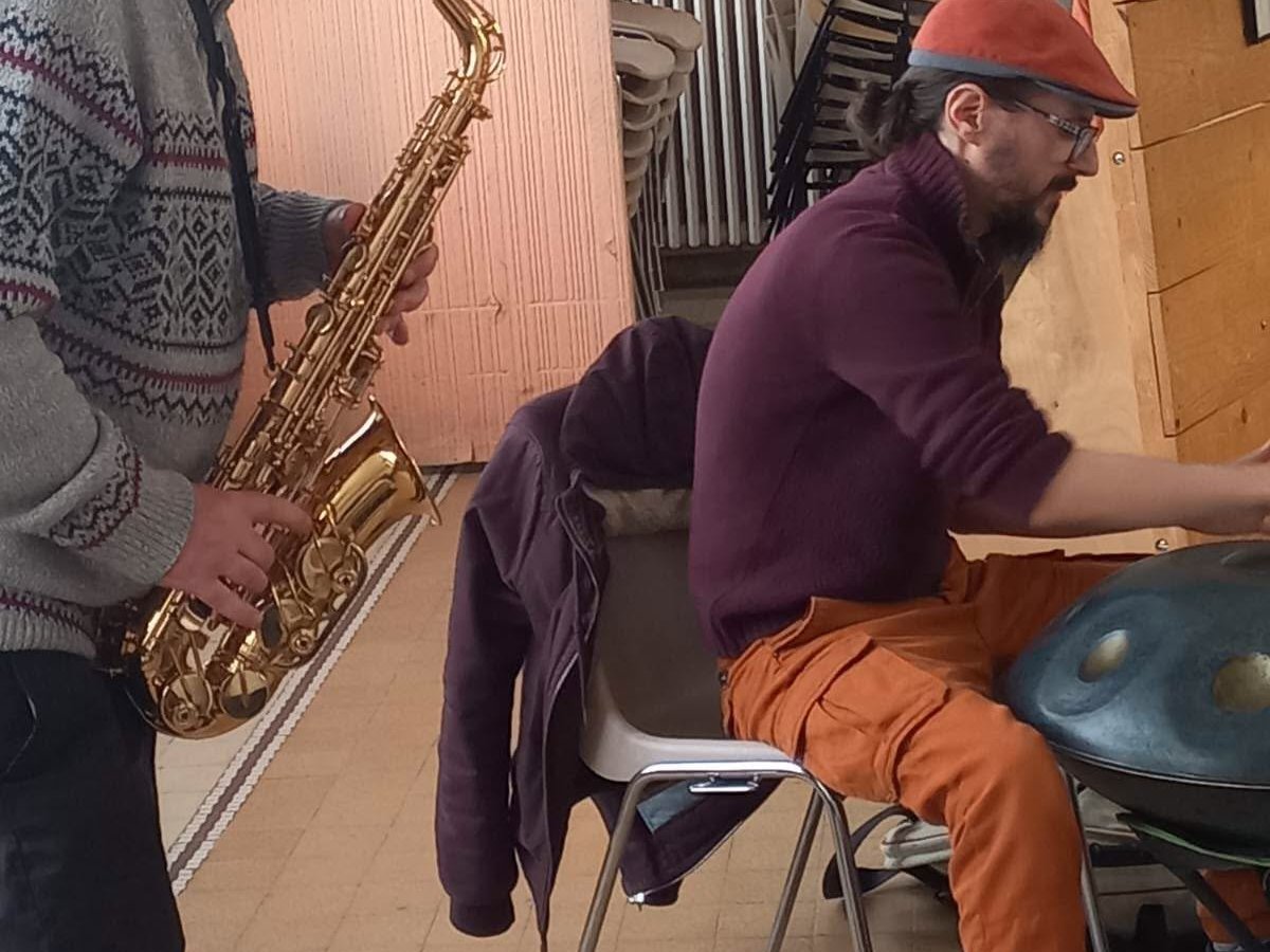 Aodren au handpan, accompagné au saxophone