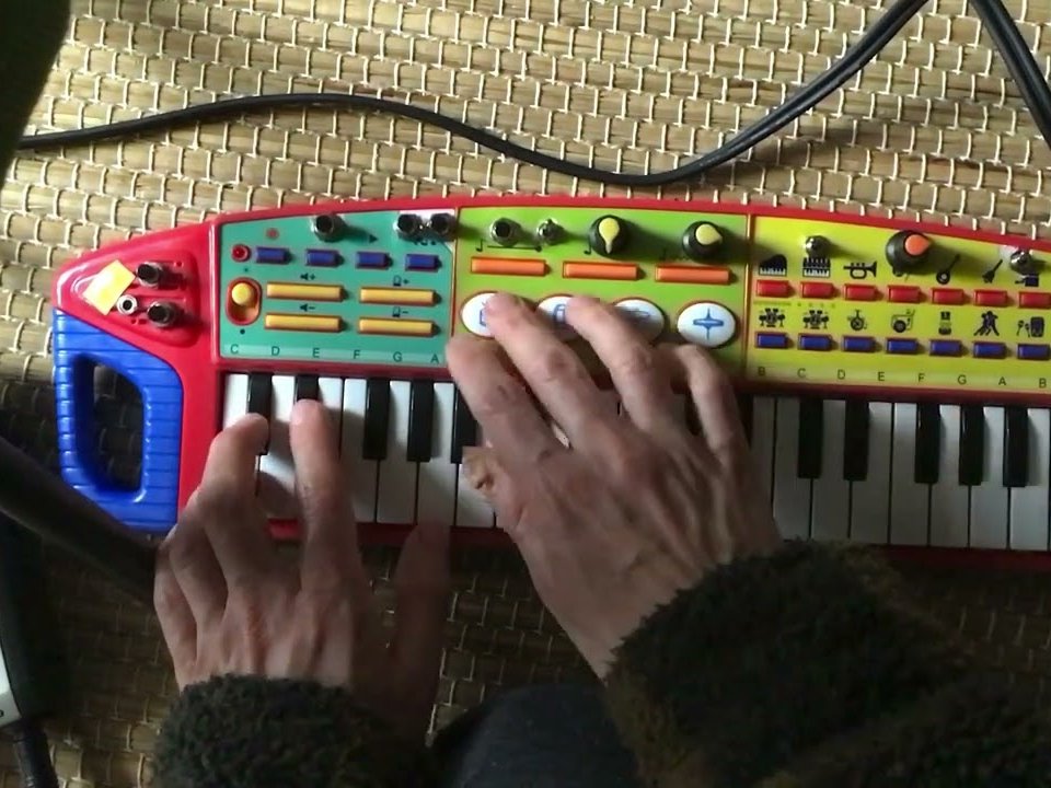 Clavier jouet circuit-bent piloté en MIDI