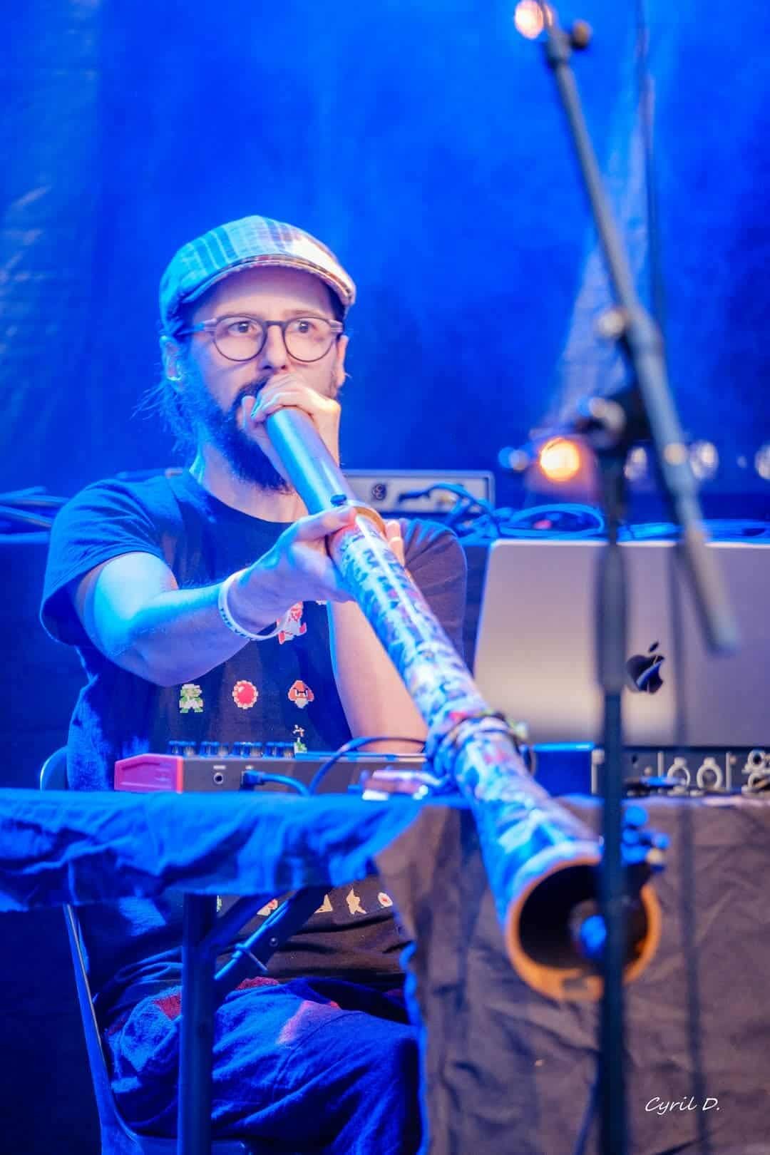 Aodren au didgeridoo sur scène (photo : Cyril D.)